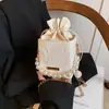 Bolsa Pequeña de Verano 2024 Nueva Bolso Cubo Casual Elegante Bolso Cruzado Casual Simple Bolso de Mano con Perlas para Mujer