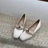 Sapatilhas delicadas e elegantes estilo fada com laço para mulheres, nova coleção primavera/outono 2026, sapatos Mary Jane franceses de cetim com strass