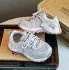 Zapatos deportivos de exterior de moda para niñas 2026 primavera y otoño nuevos de malla para niños tipo papá zapatillas de correr para niños con suela gruesa