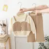 Abrigo Suéter para Niñas 2024 Nuevo Estilo Conjunto Tejido con Pompones de Flor Hechos a Mano y Conjunto de Pantalones para Niñas Pequeñas