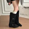 Botas Ocidentais 2026 Novas de Cano Médio Bico Fino Estilo Coreano Salto Bloco Botas Franzidas Femininas Fivela de Cinto Feminina Camurça Botas de Outono e Inverno Retrô