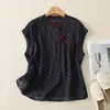 Foto Real da Nova Blusa Versátil Vintage de Algodão e Linho para o Verão de 2026 com Gola Diagonal e Fechamento por Botões