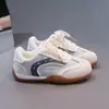 Tênis de treino infantil estilo alemão, color block, versão coreana, novos tênis 2026, primavera e outono, sola plana, sapatos esportivos casuais brancos versáteis, modernos