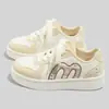 Moda Versátil Nova Outono 2026 Tênis Brancos para Mulheres Estilo Coreano Sola Grossa Aumento de Altura Casual Leve Simples Sapatos Esportivos