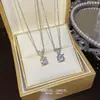 Accesorios de Collar Elegantes de Acero de Titanio Transfronterizos para Mujeres en Verano, Colgante Versátil con Letra V Incrustada de Circonia, Cadena Dulce Cuadrada de Diamante para la Clavícula