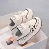 Tênis Baixo de Couro Infantil 2026 Outono Nova Moda Sapatos Brancos para Meninas e Sapatos Esportivos Antiderrapantes de Solado Macio para Meninos