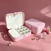 Caja de joyería de cuero PU lista para exportar, caja de almacenamiento de accesorios portátil para tres anillos de oro, collares y accesorios de mano