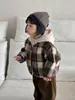 Roupa Exterior Infantil Outono e Inverno 2025 Novas Roupas de Bebê Moletom com Capuz Espesso Estilo Coreano Roupas Infantis Conjunto Infantil Masculino com Forro de Fleece