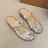 Sandalias de cuña con tira en el dedo del pie y estampado floral para mujer 2026 Verano Nuevo Moda Francesa Versátiles de Doble Uso Sandalias de Playa