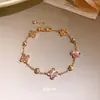 Recogiendo Conchas en el Agua Baja~Pulsera de Flor de Zirconia Madreperla Rosa Cereza Dulce, Sensación de Lujo Ligero y Gama Alta, Accesorio de Mano Estilo Vacaciones