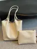 A nova bolsa tote tecida da moda de Shuai Mi é uma bolsa de ombro simples e exclusiva com grande capacidade e pode ser usada como bolsa de ombro.