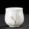 Caneca de Chá Grande de Cerâmica Transfronteiriça Pintada com Ouro e Branco Porcelana em Relevo Flor de Ameixa Caneca Mestra Caneca de Chá Celadon Conjunto de Chá Antiescaldante Xícara Única