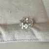 Anillo de Flor Hueca Texturizada para Mujer Francés Lujo Ligero Retro Moderno Tendencia Individual para el Trabajo Anillo Versátil para el Dedo Anillo