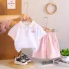 2026 Novo Estilo de Verão Roupas Infantis de Manga Curta para Meninas Cor Sólida Camisa Polo com Gola Lapela Conjunto Esportivo Casual Peça Única Atacado