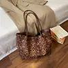 Bolsa Tote Estampa de Leopardo Feminina 2026 Nova Tendência Outono Popular Retro Bolsa de Trabalho Grande Capacidade Ombro Único Bolsa Mãe e Filho