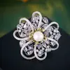 Broche Flor de Perla de Agua Dulce con Circonita Brillante Ultra-Brillante Microincrustada, Elegante y Lujoso Diseño Calado, un Accesorio Estilizado para Trajes y Abrigos