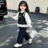 Versión coreana 2026 nuevo estilo chaleco de mezclilla de moda para niñas conjunto de tres piezas atuendo moderno para niños ropa de otoño para bebés