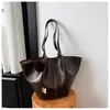 Bolso tote de moda para mujer, diseño plisado de alta gama, nuevo bolso de hombro casual más vendido, gran capacidad, bolso de mano versátil, venta al por mayor