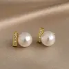 Pendientes de perla de viga de equilibrio modernos y versátiles para mujer, estilo juvenil, cobre incrustado con circonita, diseño único, pendientes de aguja de plata