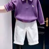 Conjunto de dos piezas para niño estilo coreano otoño 2026: suéter de punto morado calado bordado y pantalones casuales blancos para niños