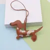 Ropa, indumentaria, bolsos, colgantes y accesorios de perro salchicha con estampado moteado impreso en UV, de cuero, del fabricante, en stock, al por mayor