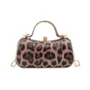 Bolso bandolera, retro y elegante, con correa de cadena y estampado de leopardo, nuevo estilo francés 2026, único y moderno, con cierre de candado y carcasa rígida, diseño cuadrado pequeño