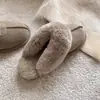Outono Inverno 2026 Novo Estilo Pele de Carneiro Feminina Bolsa Fofa Cabeça Chinelos Sola Reta Casa Espessada Fofa Quente Roupa Externa