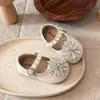 Nova Coleção Primavera 2026 Sapatos Infantis Estilo Coreano Meninas Sapatos de Princesa com Strass Crianças Médias e Grandes Meninas Sapatos de Couro Moda Pérola Tendência