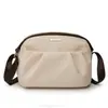 Bolsa Transversal Simples de Nicho Feminina Versátil Leve Nova Moda Primavera e Verão 2025 Bolsa de Ombro Bolsa de Tecido de Nylon Impermeável