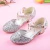 Nuevos zapatos de cristal plateados para pasarela de niñas 2024 con vestido, zapatos de princesa, sandalias de tacón alto con punta cerrada para niños coreanos