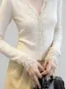 Blusa Feminina Slim-Fit, Elegante, Casual, Off-White, Estilo Fino Primavera 2026, Cardigan de Renda Vazada com Decote V