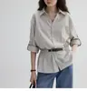 Camisa Rayada Suelta de Cuello en V Estilo Francés Ceñida a la Cintura Nueva para Principios de Otoño Adelgazante Elegante Versátil Top de Oficina