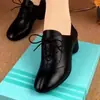 Sapatos femininos de couro macio com salto baixo, nova moda outono 2026, sapatos pequenos de couro versáteis, sapatos femininos de salto médio com corte profundo, sapatos de mãe