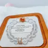 Pulseira de Cristal Branco Natural com um Temperamento Fresco, Elegante e Discreto para Mulheres, Apresentando Flores de Resina Vermelha, Nicho, Luxo Leve, Sensação Requintada e de Alto Padrão