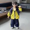 Traje cortavientos de bloques de color para niño Primavera y Otoño Estilo coreano Ropa deportiva guapa para niños Conjunto de dos piezas Ropa para niños pequeños y niños pequeños Comercio exterior