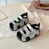 Sapatos de Caminhada Versáteis para Bebês e Crianças Pequenas Meninas 2026 Verão Nova Moda Sandálias Versáteis Abertas com Solado Macio para Meninos e Meninas