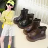 Botas para meninas 2026 outono e inverno novo estilo, botas Martin forradas com fleece, forradas com fleece, antiderrapantes, algodão grosso, estilosas, versáteis, botinhas de couro para crianças