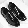 Nuevos zapatos de vestir formales para hombre sin cordones, mocasines elegantes de charol estilo británico para estilistas.