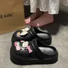 Sapatos com Furos de Laço Cereja Doce Roupa Externa de Estudante Verão Respirável Leve Sola Grossa Biqueira de EVA Chinelos Femininos