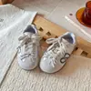 Tênis Esportivo Infantil 2026 Primavera/Outono Novo Estilo Tênis de Treino Alemão para Meninas Estilo Coreano Moderno Tênis de Skate para Bebês Meninas Sapatos Casuais Versáteis