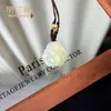 Calcedonia Buda Mitad Aceite Verde Feliz Buda Maitreya Colgante de Jade Mitad Montaña Mitad Agua Colgante de Jade Nuevo Estilo Chino Paisaje Marca Colgante de Guanyin