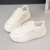 Zapatillas blancas de suela gruesa para mujer con un tacto cómodo, nuevos zapatos de moda para otoño de 2026, zapatillas casual versátiles estilo coreano MR055