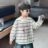 Camiseta de manga larga para niño, nuevo estilo primavera/otoño 2026, top a rayas para niños, sudadera elegante, capa interior de moda, camiseta básica, camiseta de moda