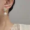 "Luna y Estrellas Superficiales" Pendientes de Perlas Doradas con Forma de Estrella de Cuatro Puntas Estilo Francés, Lujo Ligero, Versátiles, de Nicho y Pendientes Elegantes con un Toque de Sofisticación