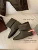 Botas de tornozelo em couro macio estilo retrô com salto plataforma oculto, coleção feminina 2026 nova primavera/outono, design versátil de bico quadrado, podem ser usadas de duas maneiras, botas estilosas