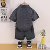 Conjunto de ropa de verano para niños 2026 nuevo estilo coreano guapo verano floral manga corta conjunto de tres piezas al por mayor