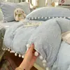 Juego de cuatro piezas estilo francés clase A de terciopelo de leche gofrado, completamente mate con diseño de mariposa de pompón, ropa de cama engrosada de terciopelo coral para otoño e invierno