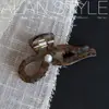 Un Clip de Garra de Acetato Estilo Coreano Lan Nuevo Hueco Sensación de Alta Gama Adornado con Perlas Clip para Moño de Mujer Pinza de Tiburón Accesorios para el Cabello Clip para el Cabello
