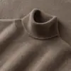Suéter masculino de cashmere com gola alta, adequado para uso business casual, de manga longa, estilo pullover, tricotado, corte slim e que valoriza a silhueta.