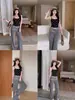 Camisole sexy com estampa de bolinhas estilo "garota ousada", costas cruzadas, com sutiã embutido, corte justo, top moderno e versátil